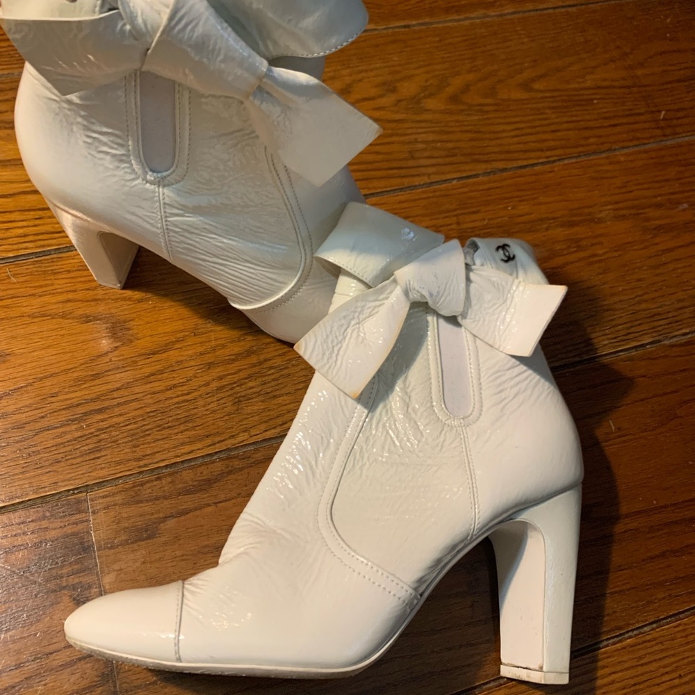 CHANEL White Heeled Ankle Boots with Bow - Picture 4 of 9